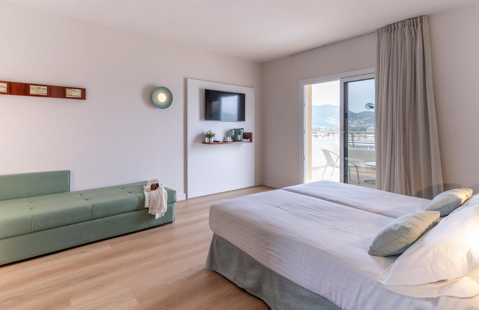 Superior Double Room with Sofa Bed (2 Adults + 1 Child),1207824400:JPEG